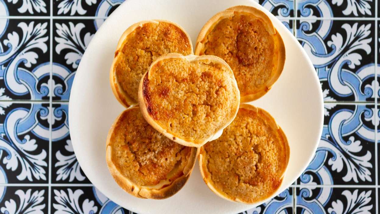 queijadas de sintra no prato